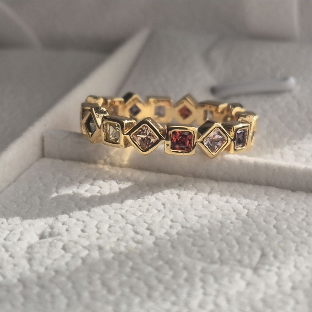 Elegant Gold Ring Size 7 - Picture 5 of 5